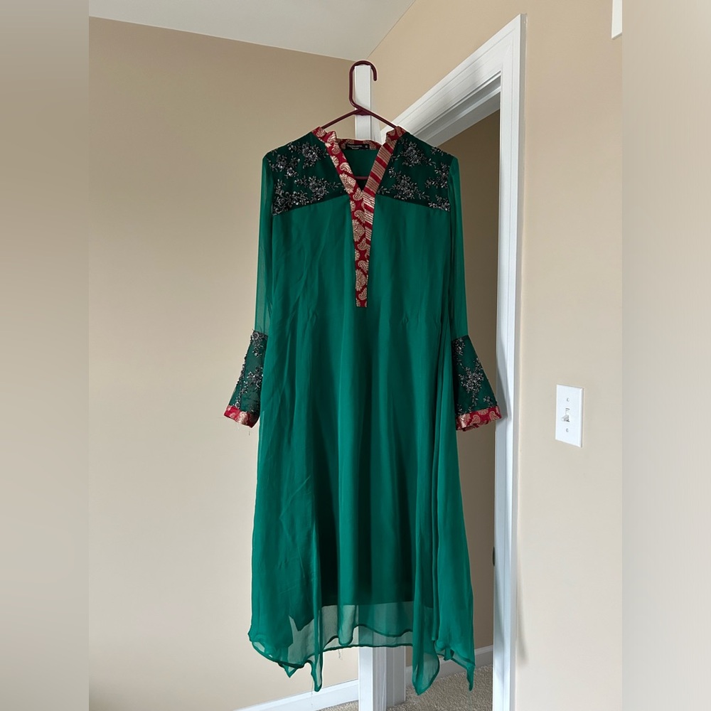 Gorgeous Pakistani kameez/kurta
Size M